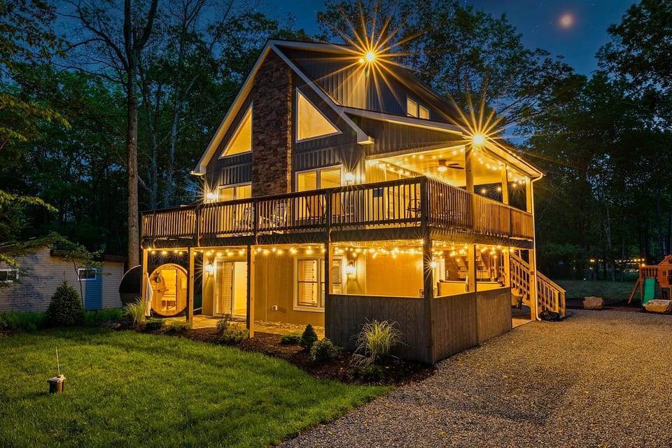 Welcome to our cozy chalet! Two levels of outdoor space with easy access to each are filled with thoughtful mountain, wellness, and recreational amenities ensure you enjoy yourselves. 