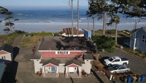 partial view of the neighborhood and ocean