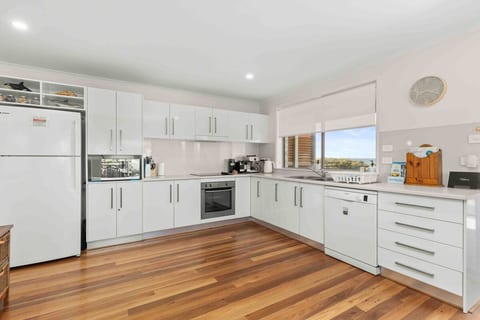 Beautiful pet-friendly home 50m from the beach! image 4