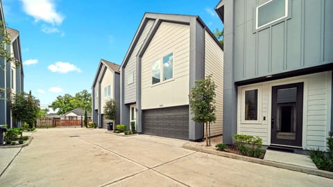 Gated 3BR w/ King Suite, 2 Car Garage & EV Charger
