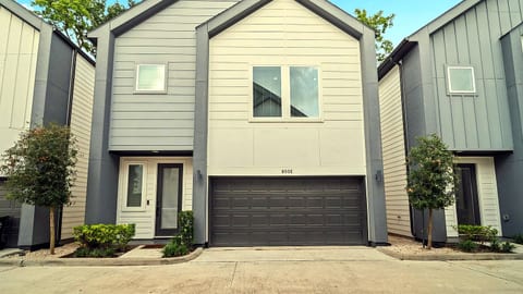 Gated 3BR w/ King Suite, 2 Car Garage & EV Charger