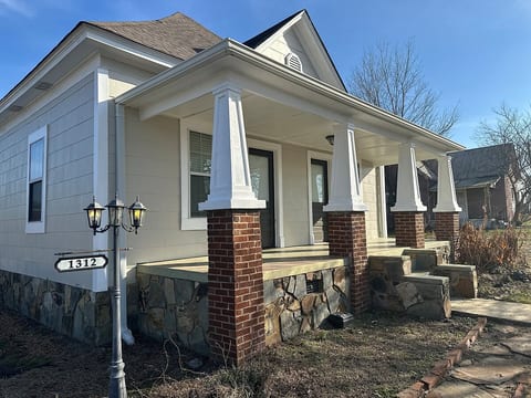 Cozy residential home in Decatur. image 2