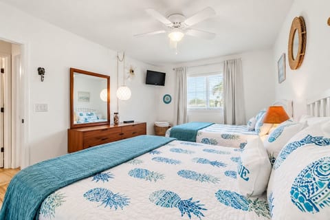 2 queen foam mattresses
Full length closet mirrors
USB port
Luggage racks
Ceiling fan
Large dresser for more space for your items
Smart TV with remote
iron, steamer and ironing board in closet
box fans in closet