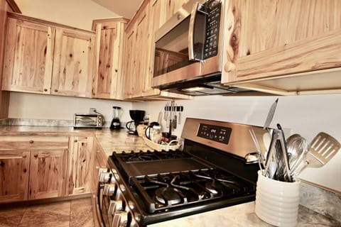Upper Ranch - 100 Acre Mountain Views