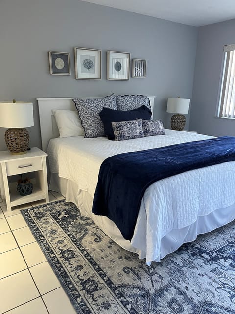 At the end of your busy day, get a good night's sleep in the comfy, king bed in the updated bedroom.