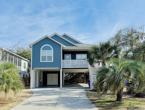 Spacious elevated beach home with covered parking underneath and a long, wide driveway—ideal for bringing a boat (up to ~30 ft). Ground-level clearance is about 9 ft. Plenty of room for multiple vehicles and easy in-and-out access.