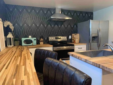 2 Kitchen |Sleeps 14+| Perfect4 Groups & Families image 3
