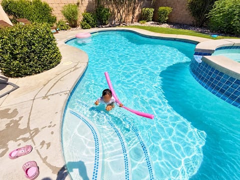 Crystal clear Pool for family!