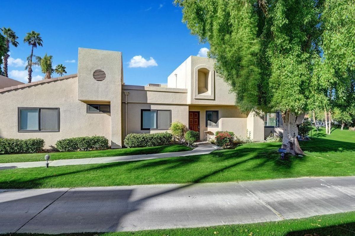Palm Valley Country Club, remodeled 1647 SF, 3BD, 2BA on 18th tee, w/golf cart