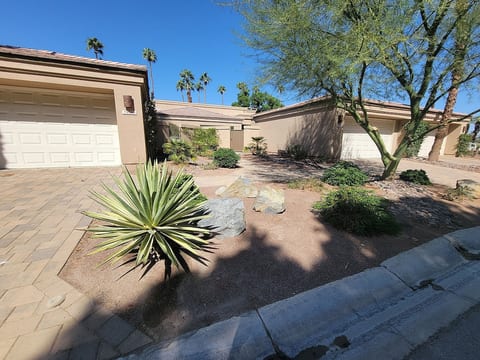 Palm Valley CC Remodeled beauty, 2b 2ba on 6th fairway w/golf cart, club access.