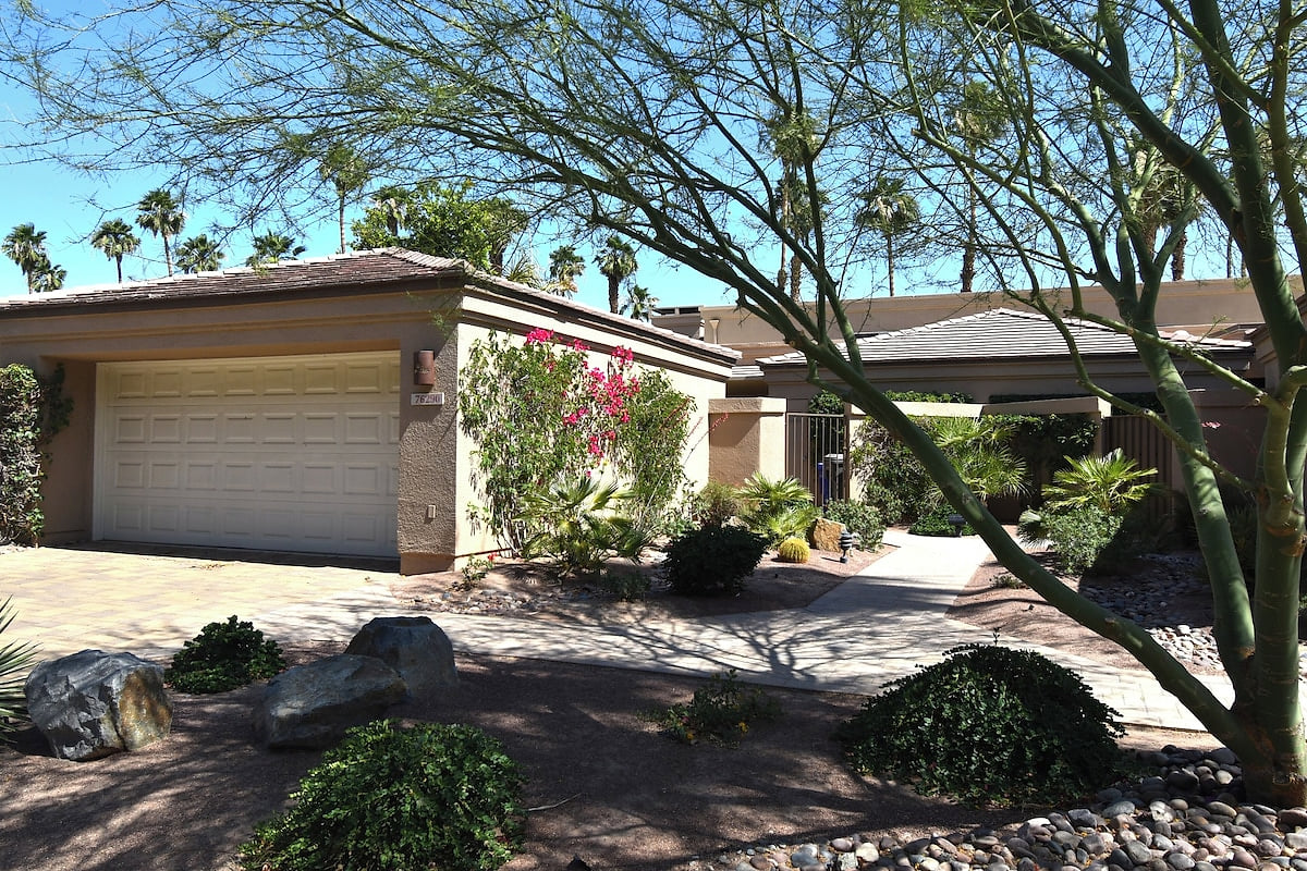 Palm Valley CC Remodeled beauty, 2b 2ba on 6th fairway w/golf cart, club access.