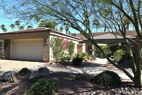 Palm Valley CC Remodeled beauty, 2b 2ba on 6th fairway w/golf cart, club access.