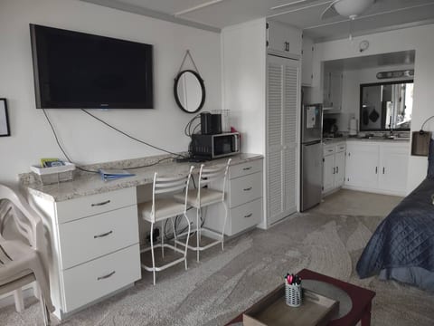 BS227 - Awesome Pool, dock, 3 minute walk to beach