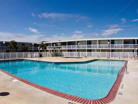 BS227 - Awesome Pool, dock, 3 minute walk to beach