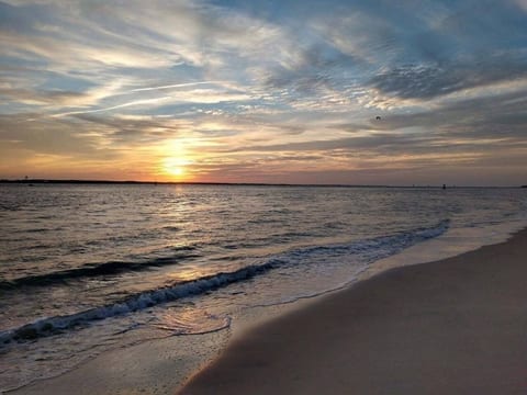 BS227 - Awesome Pool, dock, 3 minute walk to beach