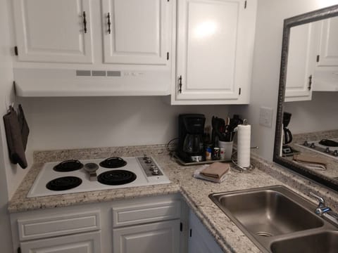 BS227 - Awesome Pool, dock, 3 minute walk to beach
