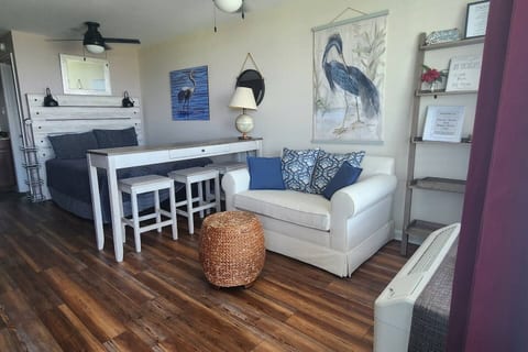 BS234 Sound view, pool, 3 minute walk to the beach