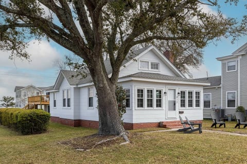 Wonderful cottage in Downtown Morehead City, walking distance to the Waterfront area!