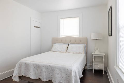 Bedroom 1 - queen bed