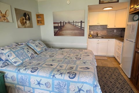 Comfy queen bed, adjustable head and foot areas for your sleeping comfort