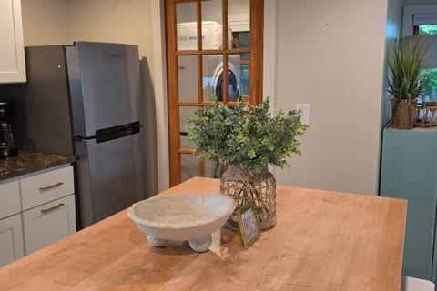 Salty Fin Cottage in Promise Land, walk downtown
