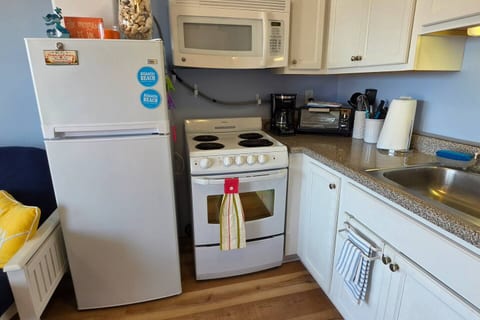 OS150 TropicanaCabana -pool, wifi, steps to beach