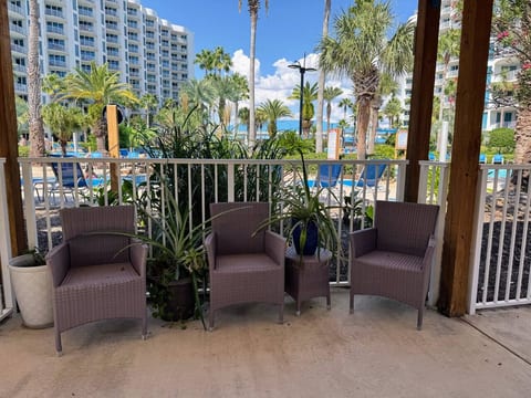 Poolside Ground Floor Villa-Near Heat Pool/Hot tub