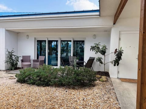 Poolside Ground Floor Villa-Near Heat Pool/Hot tub