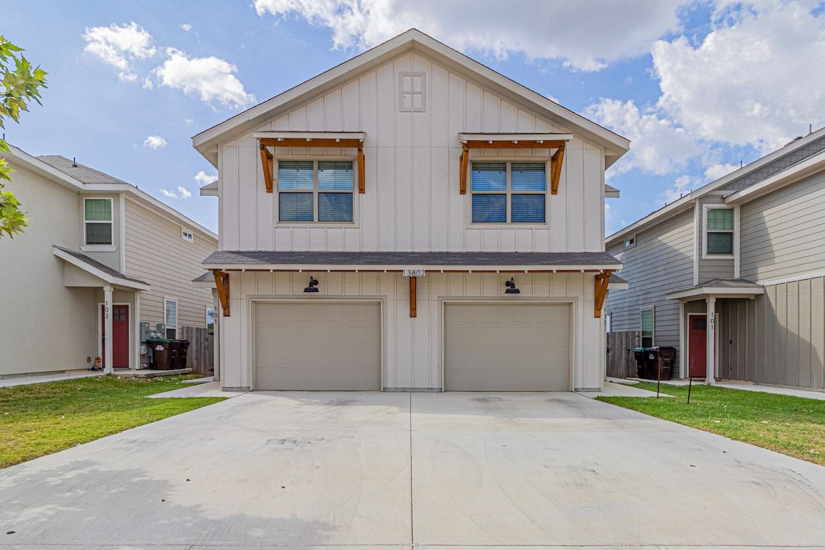 Relaxing 3bds/2.5 bths Townhome!