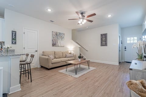 Relaxing 3bds/2.5 bths Townhome! image 4