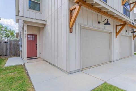 Relaxing 3bds/2.5 bths Townhome! image 2