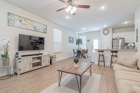 Relaxing 3bds/2.5 bths Townhome! image 5