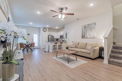 Relaxing 3bds/2.5 bths Townhome! image 3