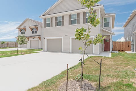 Spacious Family Townhome, mins from Seaworld! image 1