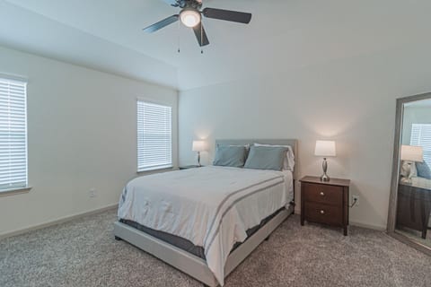 Spacious Family Townhome, mins from Seaworld! image 5