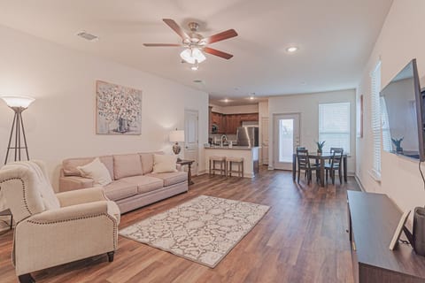 Spacious Family Townhome, mins from Seaworld! image 2