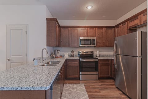 Spacious Family Townhome, mins from Seaworld! image 4