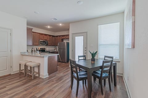 Spacious Family Townhome, mins from Seaworld! image 3