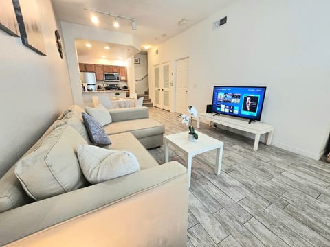 Brigh, open Living Area Smart TV, internet