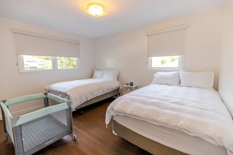 Family-friendly bedroom with queen, twin bed, and crib