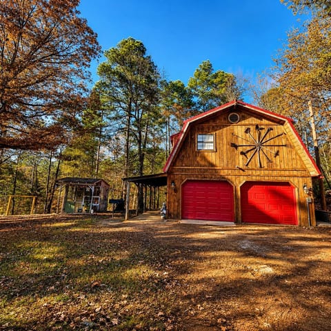 Rustic Retreat near
Lake O the Pines