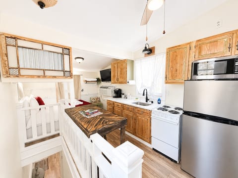 Caretakers Apartment - 1 Bedroom / 1 Bath
