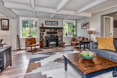 Open floor plan. wood insert fireplace, Smart TV, large sectional couch. From Guest Tim- "Exactly as described, clean & comfortable. Close to everything but far enough to feel like you have privacy and peace of the beautiful landscape & scenery."