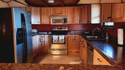 Fully appointed kitchen with beautiful cabinets.