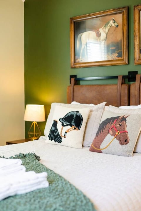And they're off! If you feel like you can't run another furlong on the bourbon trail, have no fear! Our comfortable Kentucky Thoroughbred room welcomes you to bed down for the evening.