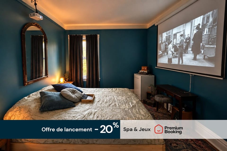 The Cineast Blue Room | Hot Tub, Games & Hammock - Outaouais