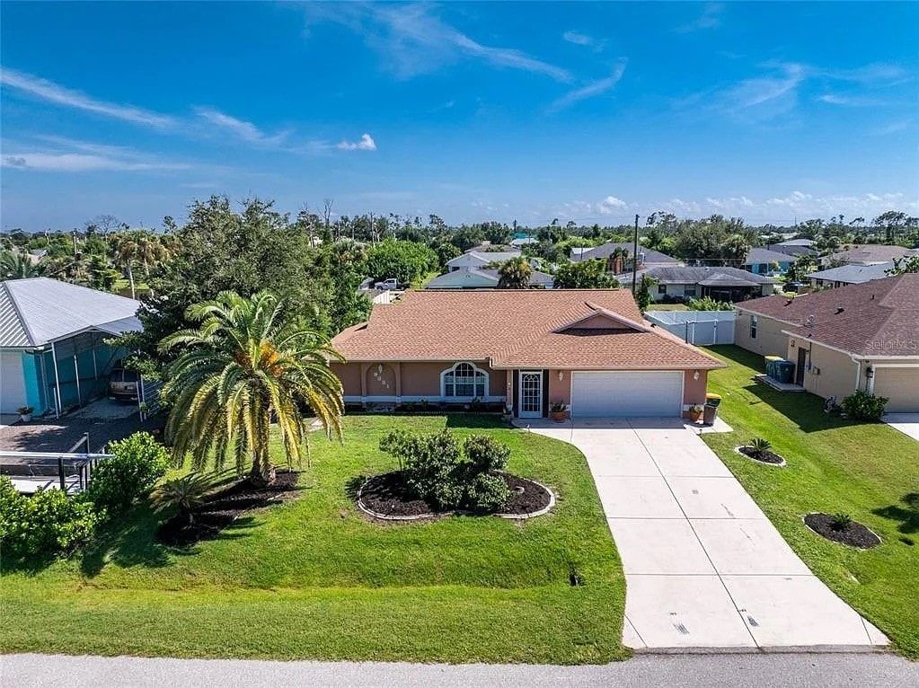 Coastal Pool Home, Minutes to the Beach!
