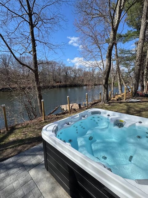 Fall Lakefront | Hot Tub • Sauna • Fire Pit