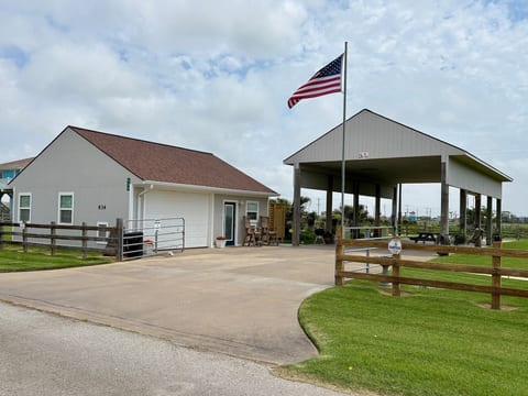 The Barefoot Bungalow & RV Spot - Crystal Beach