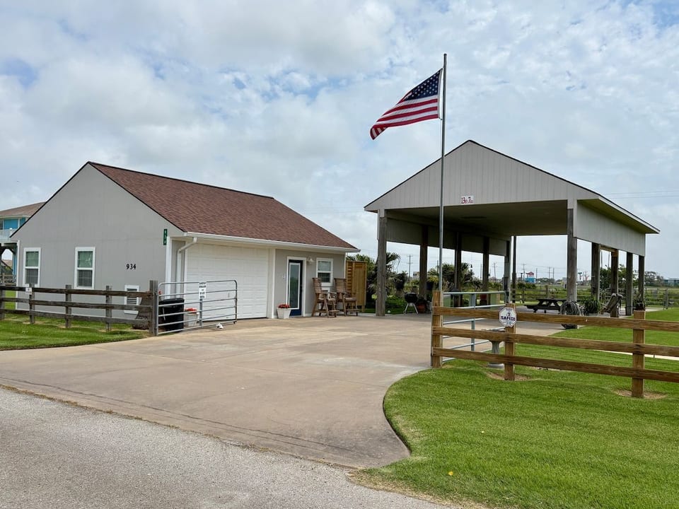 The Barefoot Bungalow & RV Spot - Crystal Beach - Bolivar Peninsula